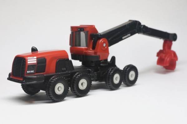 Komatsu 赤いクレーン付きミニカー ホイールハーベスタ トミカ No.136 コマツ ハーベスタ 931XC 4904810798330 おもちゃの通販
