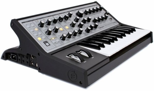 目が見えない人にも音楽の演奏、音作りの楽しさを！！シンセサイザー「Moog Sub Phatty」の点字バージョン : タイムマシーン風呂。