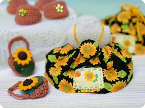 ひまわりワンピースとバッグ しあわせ こいこい あみぐるみ