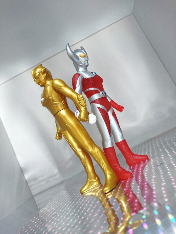 ｳﾙﾄﾗﾋｰﾛｰｼﾘｰｽﾞ2006 ウルトラマンメビウスｼﾞｬｼｭﾗｲﾝ黄金像Ver