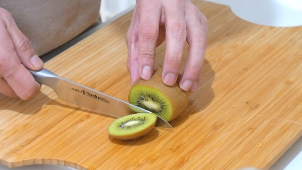 キウイの簡単な切り方 剥き方 フルーツだらけ フルーツ紹介とか 農家さんとか 切り方とか いろいろ