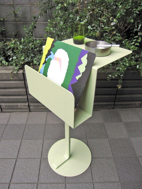 インダストリアルデザインの美的要素が凝縮したサイドテーブル e by 