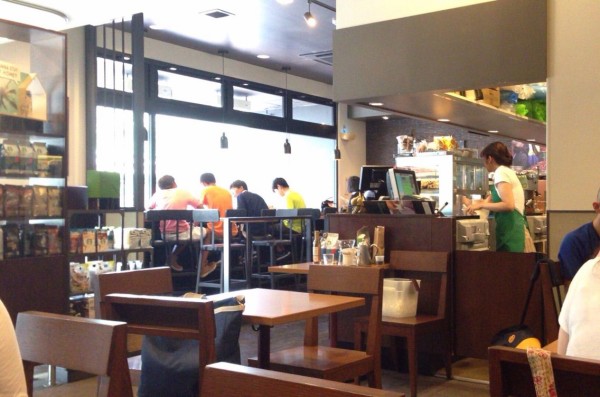 スターバックスコーヒー 渋谷ファイヤー通り店 渋谷駅 のソファー席 トーキョースタバ番長