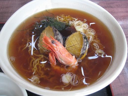 八雲町熊石の食事処 のと屋で鮑ラーメンと鮑の天ぷら丼をいただきました 旅 食 酒 そして猫