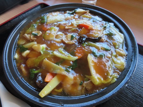 安平町 鶴の湯温泉の食事処で醤油ラーメンとあんかけ焼きそば 蓮の花が見頃です 旅 食 酒 そして猫