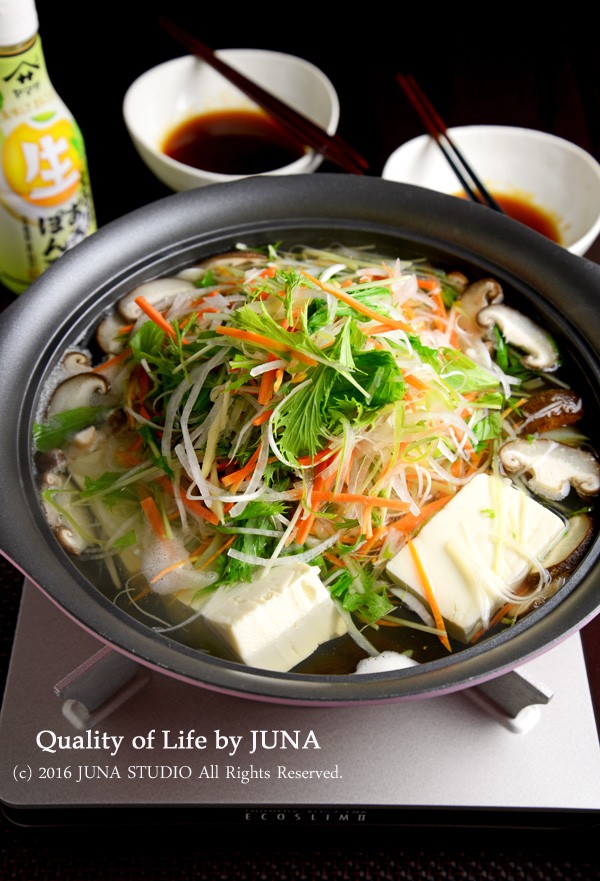野菜こんもりのせの湯豆腐 すぐ食べられるよ♪ : Quality of Life by
