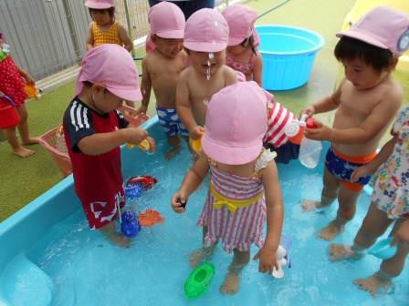 ８月の水あそび プール遊び 0 1 2歳 子育てセンターとものもりのブログ