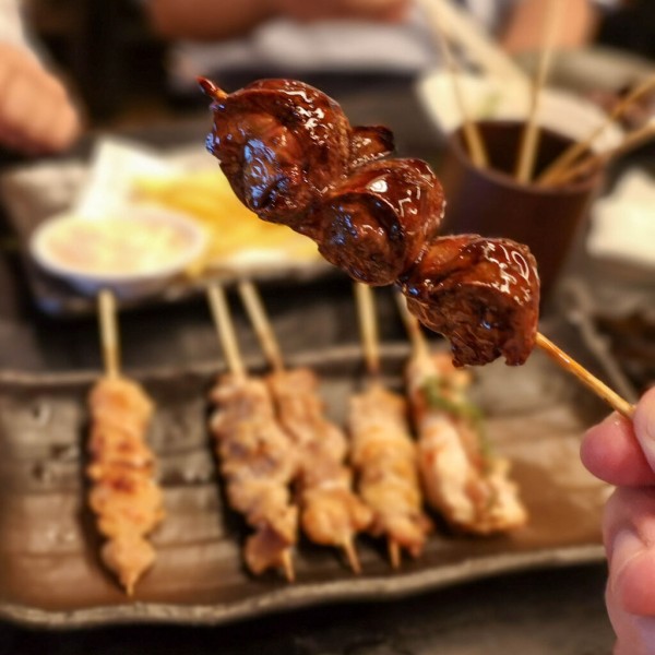 焼き鳥が１本７０円から 生ビールも１９９円 ここはコスパ最高の 焼き鳥屋 です 居食屋レインボー