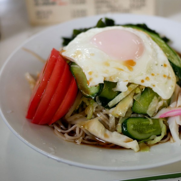 昭和の香りが漂う食堂でいただいたのは夏の定番料理でした 居食屋レインボー