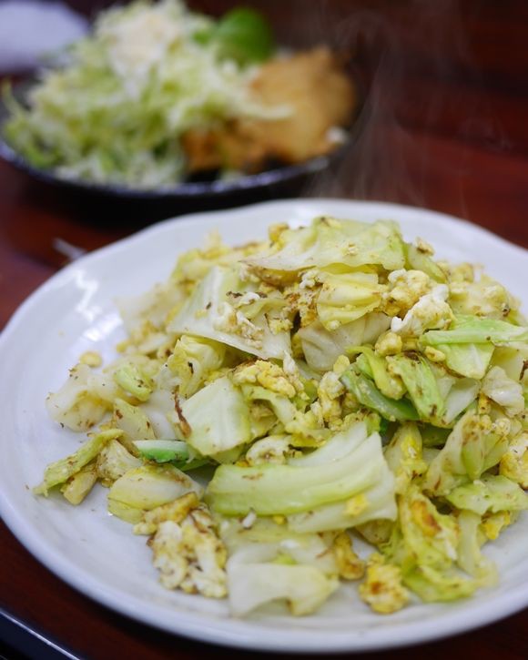 名物料理 キャベ玉 は 調味料を使えば変幻自在の美味しいおつまみに 赤羽 居食屋レインボー