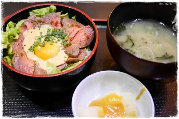 お寿司屋さんでいただくローストビーフ丼はお肉もご飯も美味でした 天王洲アイル 居食屋レインボー お寿司屋さんでいただくローストビーフ丼はお肉もご飯も美味でした 天王洲アイル 居食屋レインボー