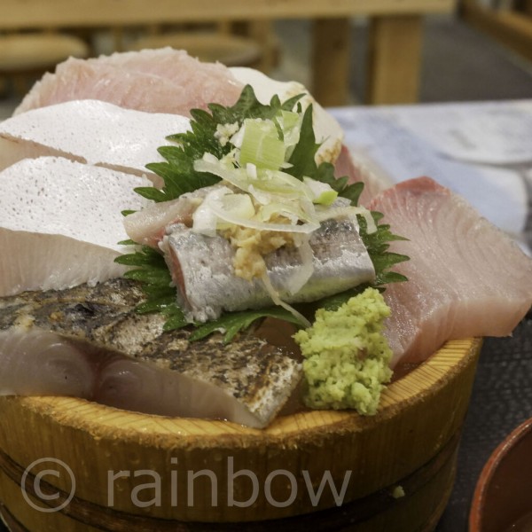 どでかい 新鮮刺身 とタップリの あら汁 の魚三昧ランチに大満足でした 居食屋レインボー