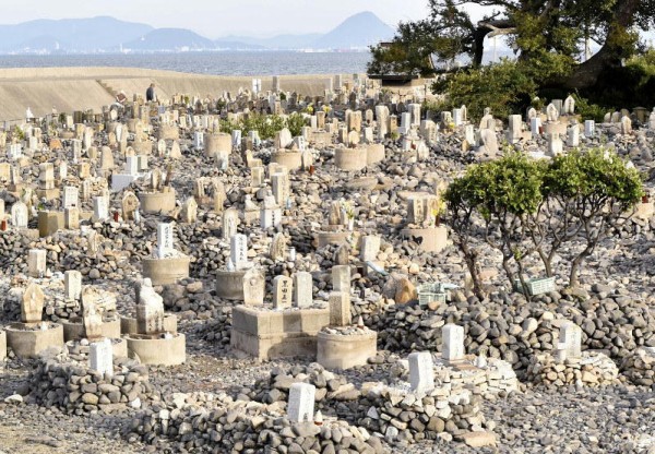 塩飽諸島の高見島 高見島の両墓制・茶粥などの民俗について : 瀬戸の島から