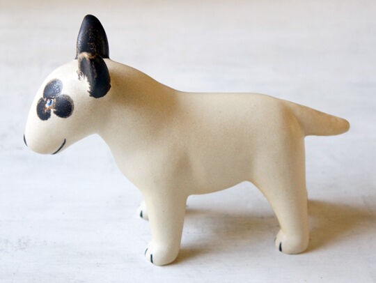 青い目がキレイなリサ・ラーソンのブルテリア : とりあえず暮らす