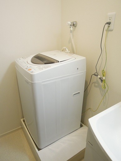 洗濯機置き場の防水パン 排水口が丸見えだったので材料費０円でカバー スッキリと暮らしたい