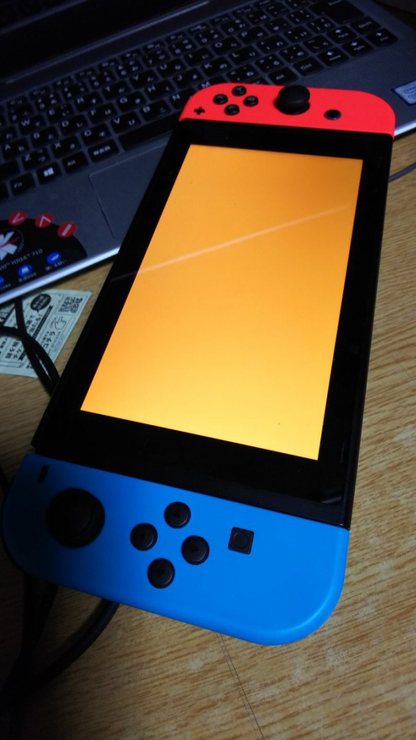 某漫画家 ニンテンドースイッチをドックにセットしたままスリープモードにすると ほぼ確実にオレンジスクリーンでフリーズする 絶対初期不良なんだよなー ゲーハーking速報