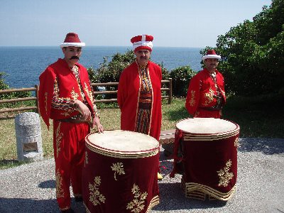 エルテュールル号殉難１２０年記念式典の オスマントルコ軍楽隊 である 椿道旅館だより