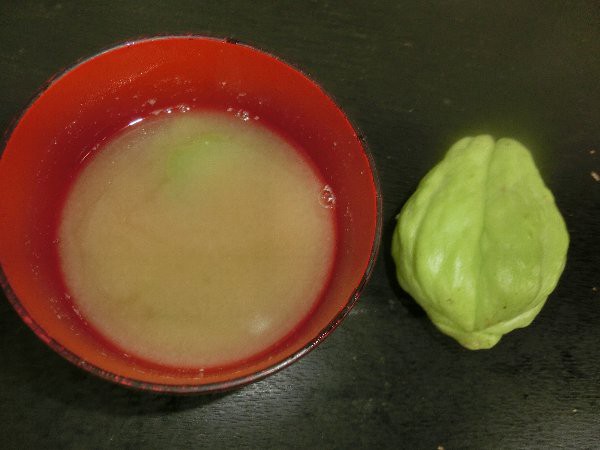 昨日の夕餉 柿 ジャガイモ チキンロースト 今日の 一汁三菜 ハヤトウリと味噌汁 である 椿道旅館だより