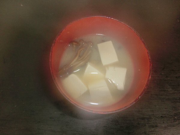 連泊さんの 朝食一汁五菜 赤水菜のからし和え ヌカ漬け 豆腐と柿の木茸の味噌汁 夕食の アオリイカエンペラの糸造り である 椿道旅館だより