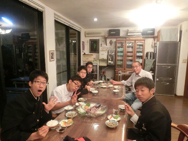 ２連泊の 福山市の中学生 隼人瓜 その味噌汁 パン朝食の温野菜と手羽焼き 特盛り と呼ぶ 柿シャーベット である 椿道旅館だより
