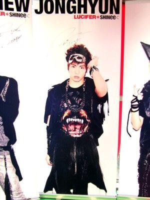 SHINee 『LUCIFER』等身大スクリーンPOP展示 【タワーレコード渋谷店