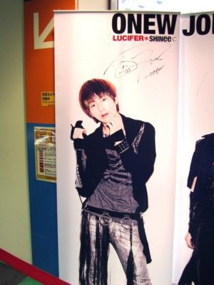 SHINee 『LUCIFER』等身大スクリーンPOP展示 【タワーレコード