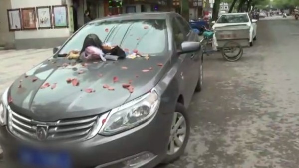 動画 中国 路上に違法駐車の女性の車 報復され車の上が汚いゴミだらけになる 海外 トーイチャンネット 時事ネタ