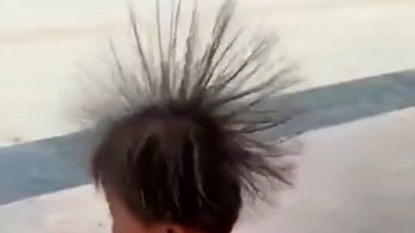 動画 中国 今度は女児の髪の毛が爆発 滑り台を滑り終わると髪の毛が爆発 海外 トーイチャンネット 時事ネタ