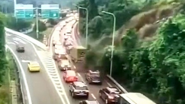 動画 中国 渋滞する高速道路の横で土砂崩れ その瞬間 監視カメラ映像 海外 トーイチャンネット 時事ネタ 動画 中国 渋滞する高速道路の横で土砂崩れ その瞬間 監視カメラ映像 海外 トーイチャンネット 時事ネタ