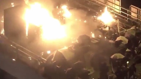 動画 香港ヤバい 警察装甲車が大学に突入 デモ隊が火炎瓶で応戦 装甲車火だるま 海外 トーイチャンネット 時事ネタ