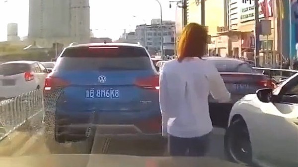 動画 中国 渋滞で人を使って強引に割り込みする車 割り込みされ腹を立てる車 トーイチャンネット 時事ネタ