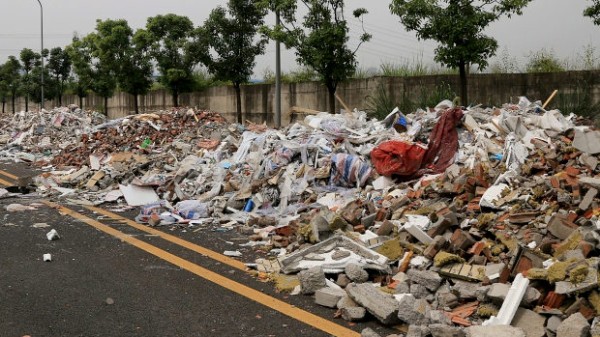 中国 整備中の新道路がいつの間にか ゴミ溜め に 監視がないとすぐこうなる 海外 トーイチャンネット 時事ネタ