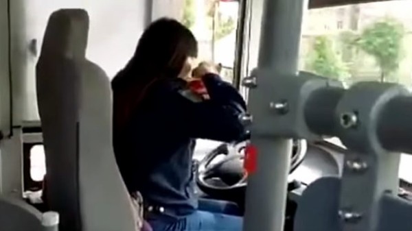 動画 中国 路線バスの女性運転手 カップラーメンを食べながらバスを運転 海外 トーイチャンネット 時事ネタ