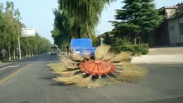 動画 中国 今でも現役の中国式路面清掃車を発見 16本のほうきがぐるぐる 海外 トーイチャンネット 時事ネタ