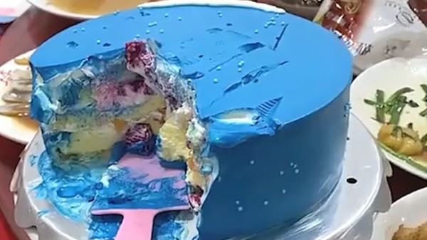 動画 中国 注文した 青いケーキ ヤバい 手や舌に付いた青い色素がとれない トーイチャンネット 時事ネタ