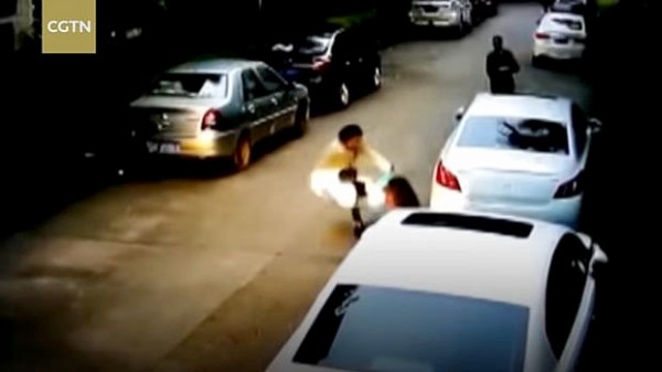 動画 中国 女性が道路を歩いていたら 前方から突進してきたイノシシに轢かれる 海外 トーイチャンネット 時事ネタ