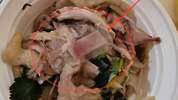 動画 中国 テイクアウトの弁当の料理の中から 血の付いた絆創膏 が出てきた トーイチャンネット 時事ネタ