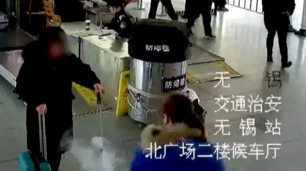 動画 中国 駅の手荷物検査で女性のバッグが突然 発火 白煙がもうもうと噴き出す 海外 トーイチャンネット 時事ネタ