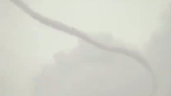 動画 中国 蛇のようにひょろ長い 竜巻 が空に現われる 村を襲い破壊する 海外 トーイチャンネット 時事ネタ 動画 中国 蛇のようにひょろ長い 竜巻 が空に現われる 村を襲い破壊する 海外 トーイチャンネット 時事ネタ