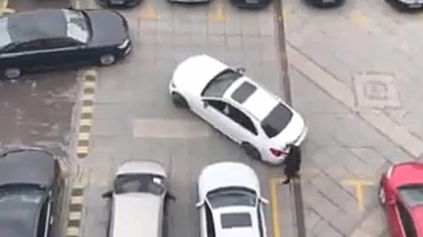動画 中国 駐車場で車と人が駐車場所の取り合い どちらも譲らなかった結果がコレ トーイチャンネット 時事ネタ