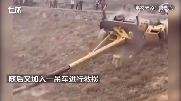 動画 中国 転落した乗用車を救助しにやって来たクレーン車が横転して転落 トーイチャンネット 時事ネタ 動画 中国 転落した乗用車を救助しにやって来たクレーン車が横転して転落 トーイチャンネット 時事ネタ