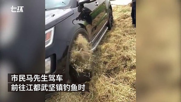 動画 中国 車が藁に足を取られタイヤが空転 藁が発火し炎上 車も燃えてしまう 海外 トーイチャンネット 時事ネタ