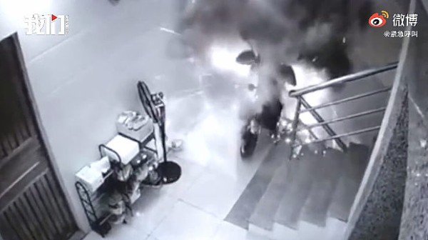 動画 中国 建物の廊下で電動バイクを充電中 突然 発火して爆発ドカ ン トーイチャンネット 時事ネタ
