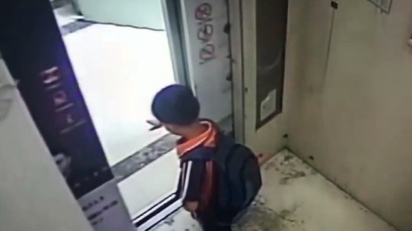 動画 中国 悪ガキにおちょくられたエレベーターがブチ切れ 悪ガキの手に噛み付く トーイチャンネット 時事ネタ