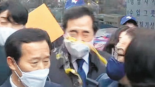 動画 韓国 共に民主党イ ナギョン代表 卵を投げつけられ顔にグシャっと命中 トーイチャンネット 時事ネタ