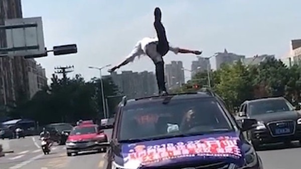 動画 中国 自動車の屋根の上で男が片足仰け反りのマジック 警察に逮捕される 海外 トーイチャンネット 時事ネタ 動画 中国 自動車の屋根の上で男が片足仰け反りのマジック 警察に逮捕される 海外 トーイチャンネット 時事ネタ