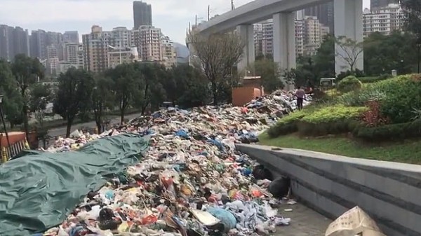 動画 中国 臭い 住民激おこ 公園の周囲がゴミだらけでゴミ溜めと化す 海外 トーイチャンネット 時事ネタ