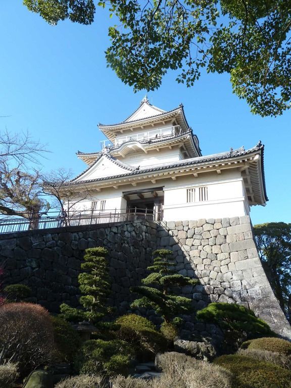 春の初めの小田原城 四国アイランドライフ