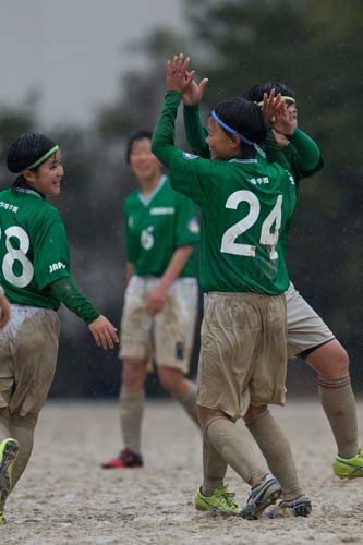 女子サッカー部 雨中の試合と練習 ジャージ ユニフォーム女子