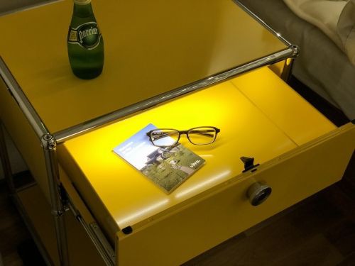 待望入荷！新たな照明システム〈USMハラーE〉搭載ナイトテーブル